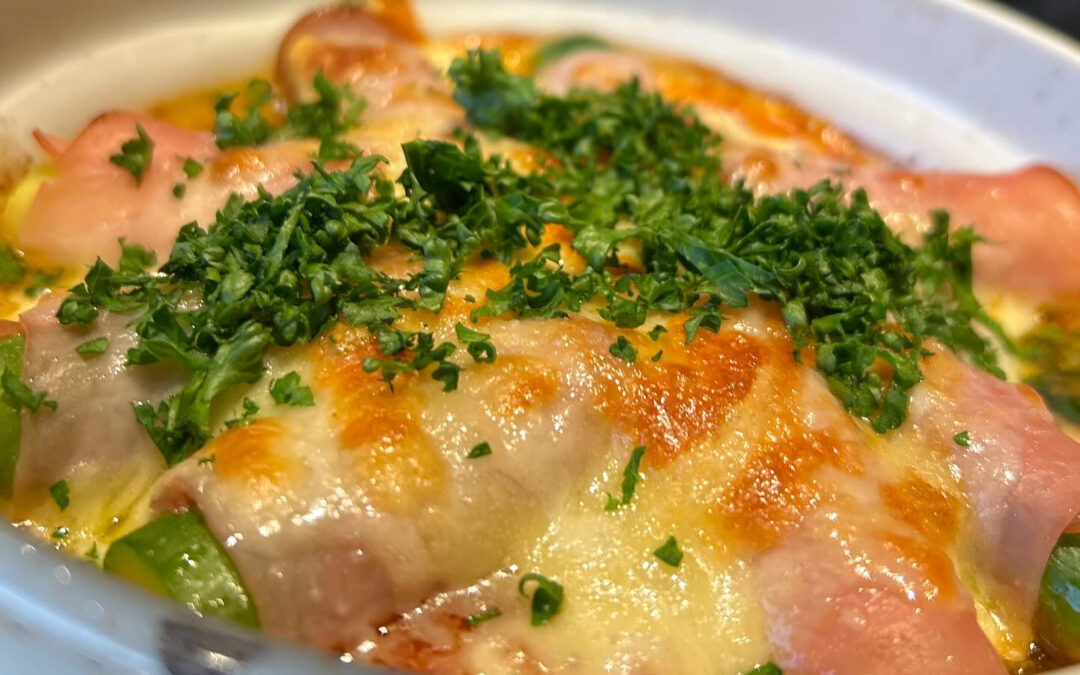 《アスパラガスと生ハムのトマトチーズ焼き》