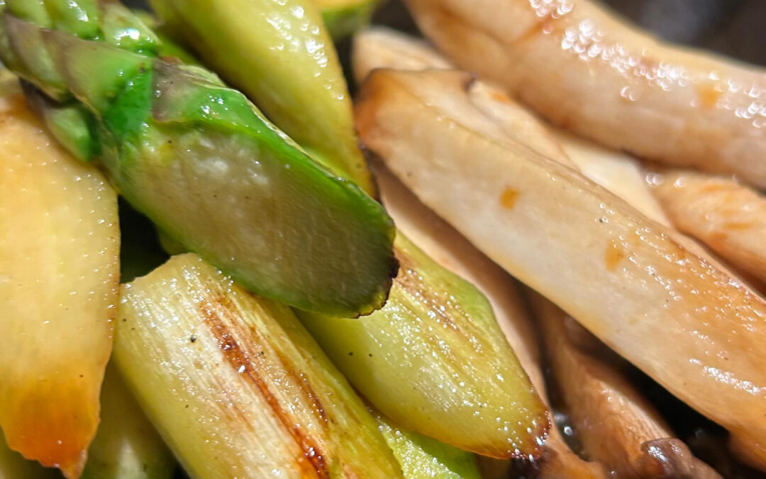 《アスパラガスとエリンギ茸の鉄板焼き》