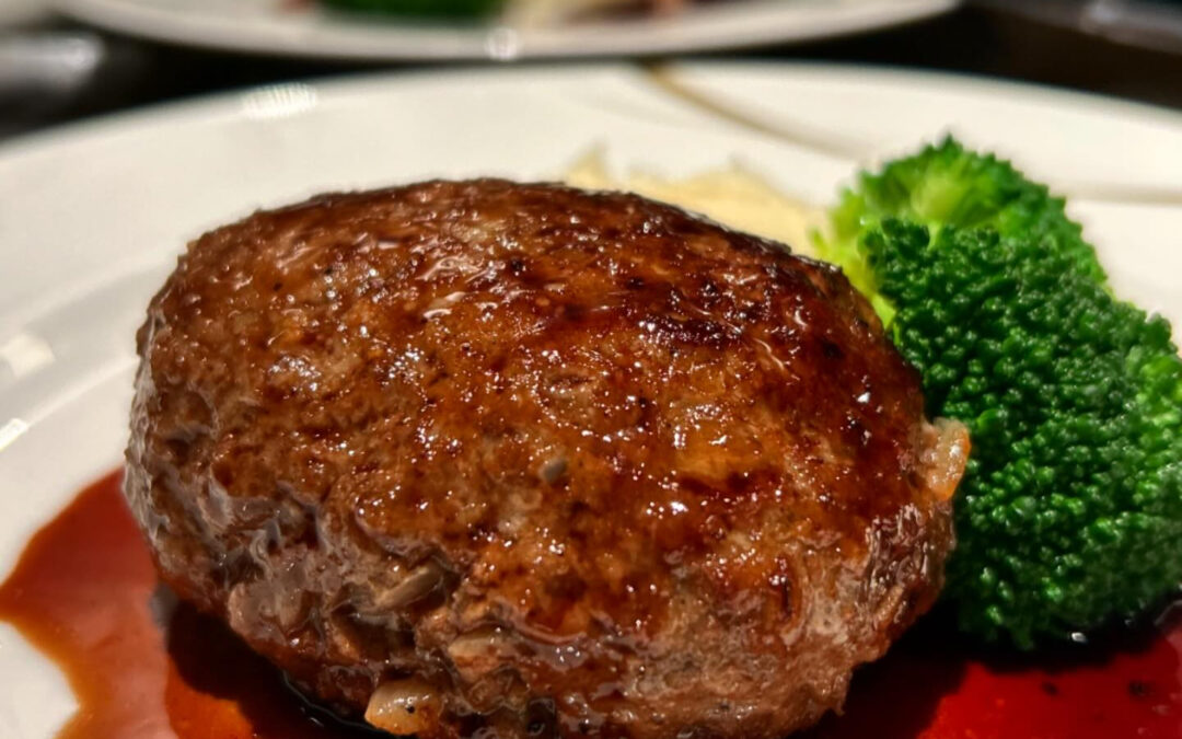 《黒毛和牛のハンバーグステーキ赤ワインソース》