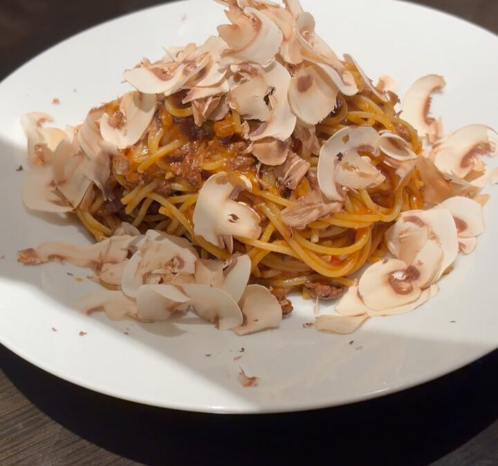 《ミートソーススパゲッティ　マッシュルーム添え》
